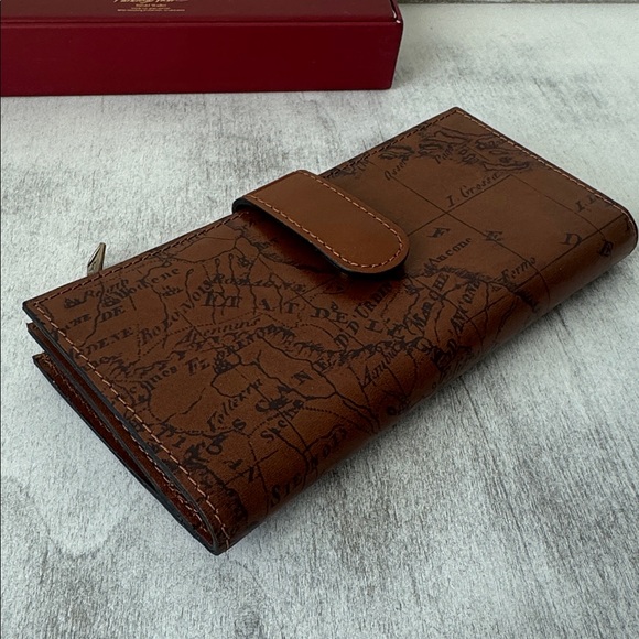 Patricia Nash Nazari Leather Brown Riot Rust Map Print Bi-Fold RFID Wallet NIB - Picture 9 of 11